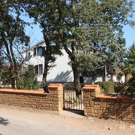 Family Friendly Apartments With A Swimming Pool Jadreski, Pula - 7292 * Pula