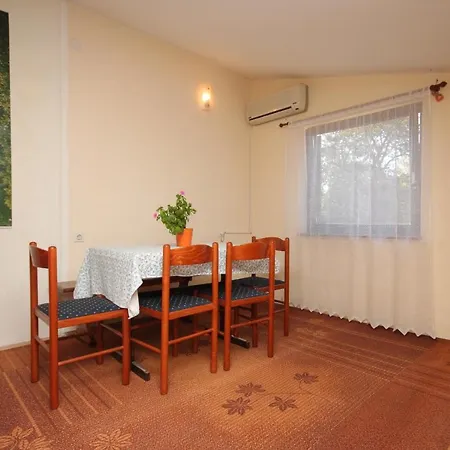 Family Friendly Apartments With A Swimming Pool Jadreski, Pula - 7292 Pula