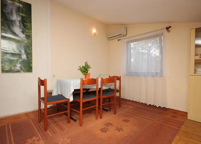 Family Friendly Apartments With A Swimming Pool Jadreski, Pula - 7292 Pula