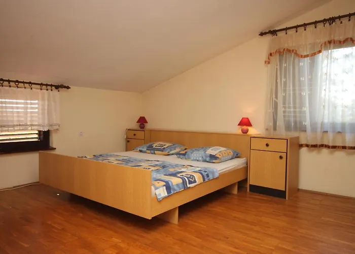 Apartment Family Friendly Apartments With A Swimming Pool Jadreski, Pula - 7292 Pula