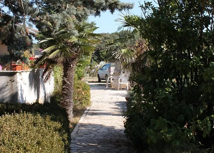 Apartment Family Friendly Apartments With A Swimming Pool Jadreski, Pula - 7292